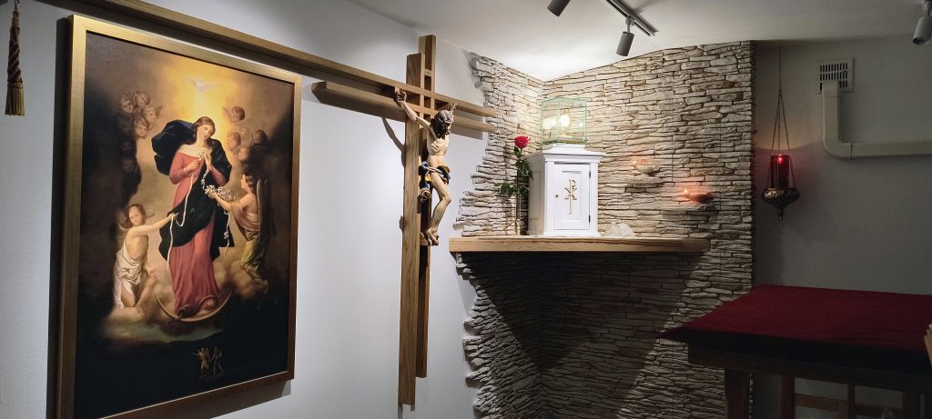 Tabernakulum, krzyż&nbsp;i&nbsp;obraz
